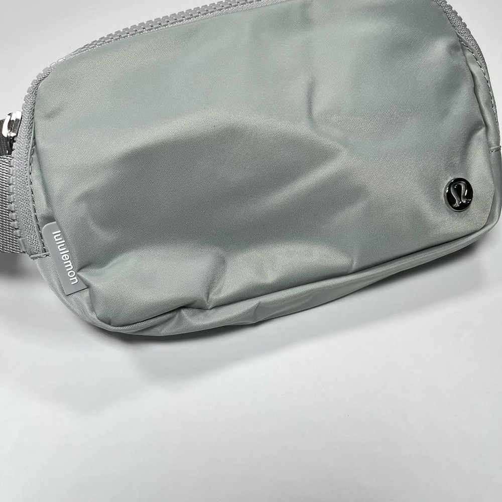 Lululemon Silver Drop Belt Bag NWT - Picture 6 of 9